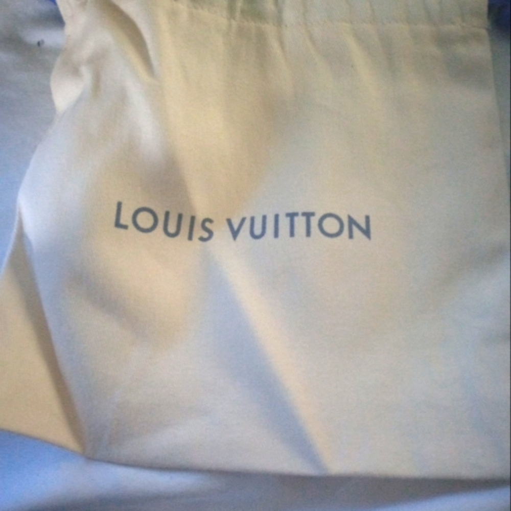 LV box with duster ribbon card